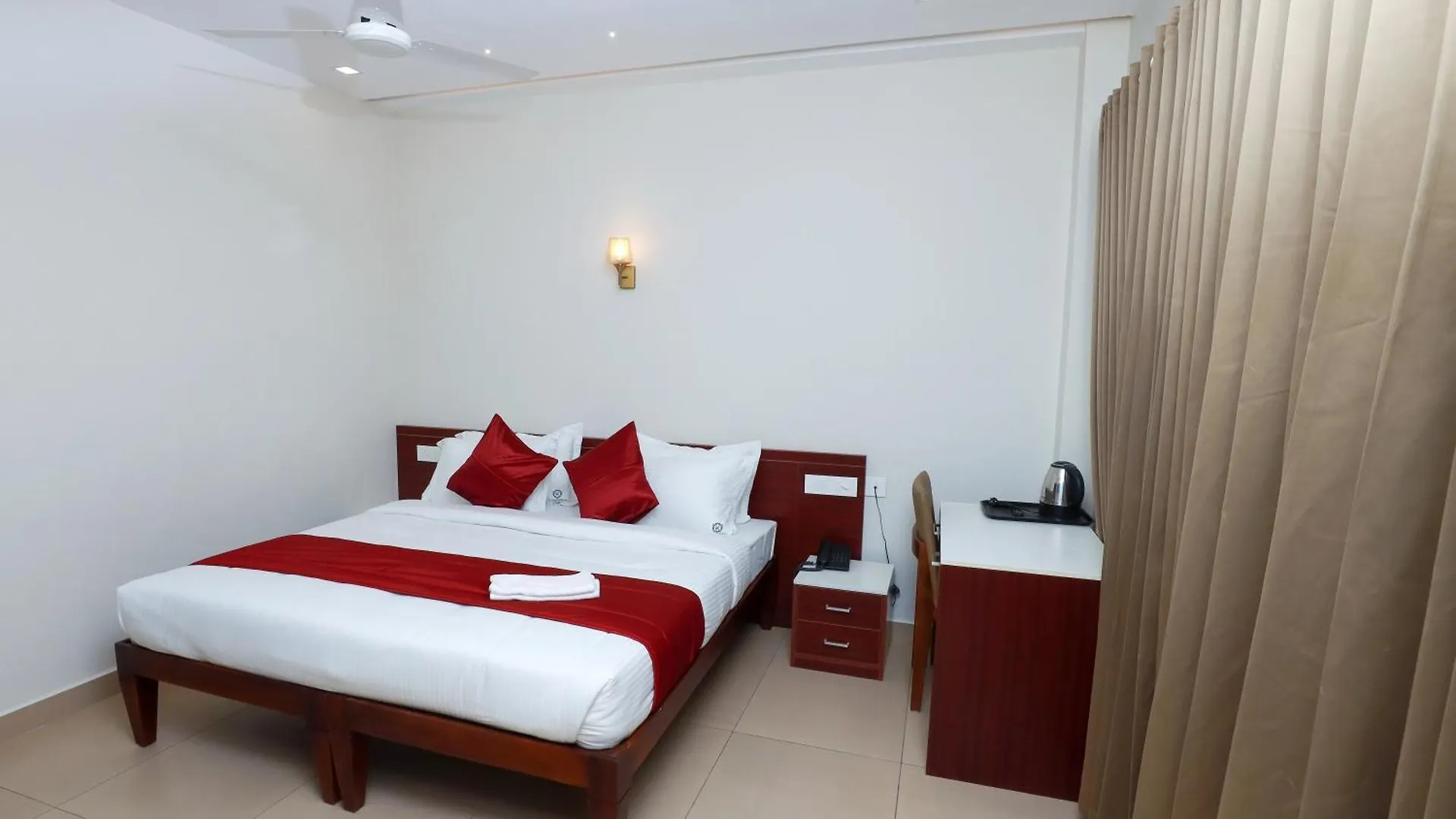 K Grandeur Hotels Kochi 3*,